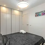Renovated Seaviews Paradise Court Apartment *