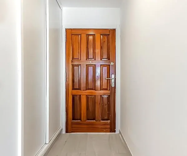 Апартаменты Renovated Seaviews Paradise Court *